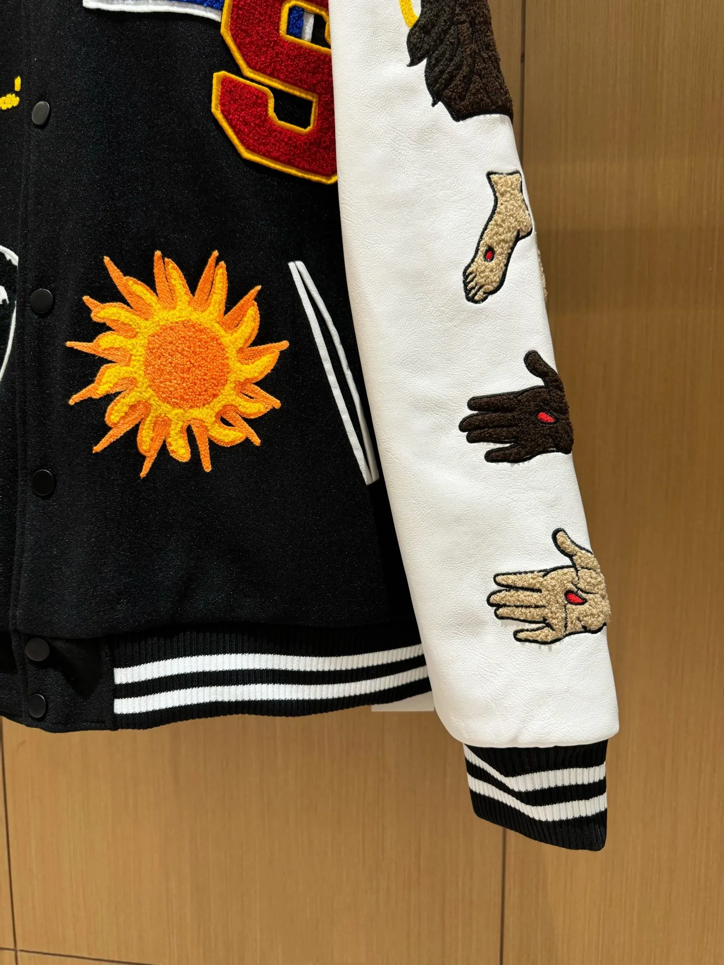 🧸Saint michael Bai Jingting same style embroidered American baseball jacket vintage jacket men and women autumn and winter p380 style number: 255# code number: m-xl color: black, green high version quilted version one is enough for the winter in the north and south multiple splicing techniques for the whole piece original version customized dyeing color 3 times of pattern making for the final version heavy work patch embroidery requires laser burning to carve out the template before embroidering Only a few pieces are produced in a day, and the factory quantity is extremely low. During the NBA All-Star Weekend, James wore a baseball jacket co-branded by Saint Michael and Denim Tears. As a top player in the sports field, in addition to his excellent skills on the court, James is also widely recognized for his ability to match private servers and carry goods off the court. Not only Lao Zhan, but also celebrities such as Bai Jingting are vying to get involved. It has to be said that the eyes of celebrities are really vicious. They are firmly standing at the top of the trend - Washing precautions - Try to avoid strong washing and strong scrubbing during the laundry process. Powerful washing mode of the washing machine. Dark colors will have slight shrinkage and floating colors during the first cleaning, which is unavoidable for knitted fabrics. It is recommended to soak in warm salt water for half an hour before cleaning.